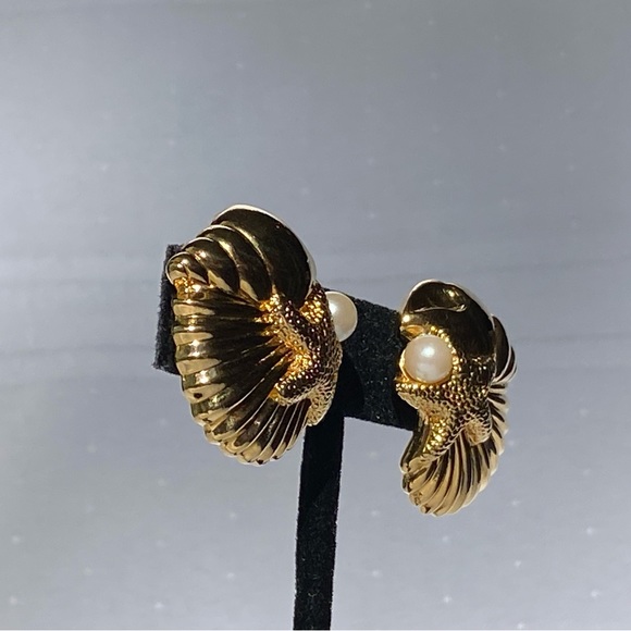 Vintage Avon Faux Pearl Shell Star Theme Gold Tone Earrings - Picture 8 of 15
